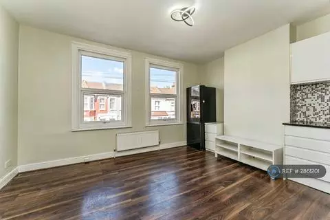 2 bedroom flat to rent - View 2