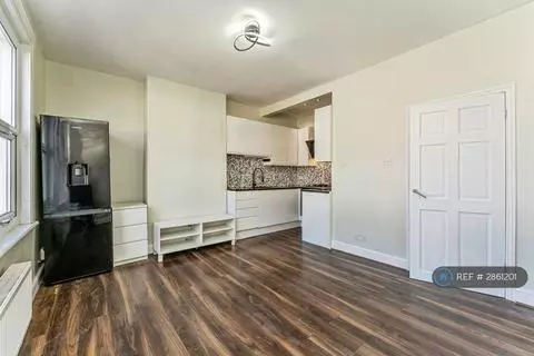2 bedroom flat to rent - View 3