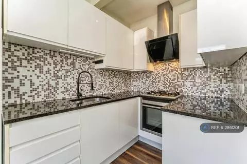2 bedroom flat to rent - View 4