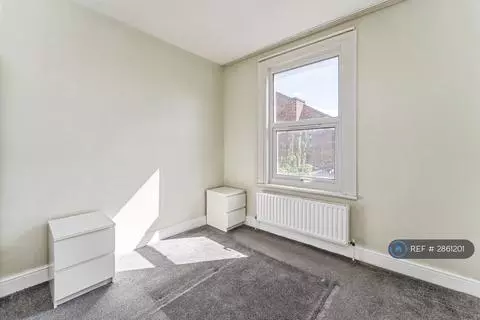 2 bedroom flat to rent - View 5