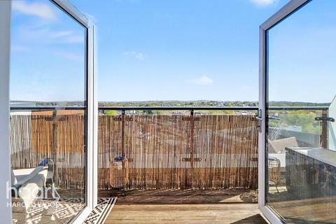 3 bedroom apartment for sale, Gubbins Lane, Harold Wood