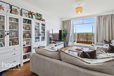 3 bedroom apartment for sale, Gubbins Lane, Harold Wood