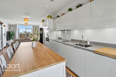 3 bedroom apartment for sale, Gubbins Lane, Harold Wood
