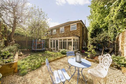 2 bedroom house for sale, Thames Street, Hampton TW12