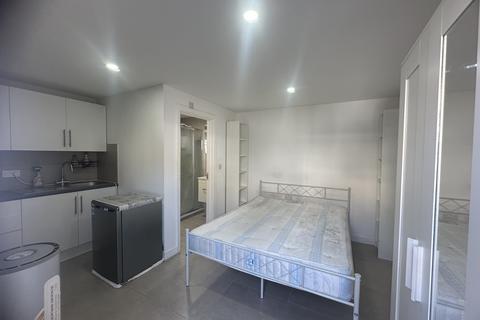 1 bedroom bedsit to rent, Kingston Road, Ilford IG1