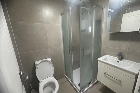 1 bedroom bedsit to rent, Kingston Road, Ilford IG1