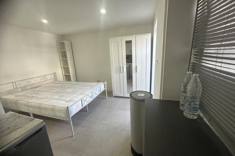 1 bedroom bedsit to rent, Kingston Road, Ilford IG1