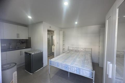 1 bedroom bedsit to rent, Kingston Road, Ilford IG1
