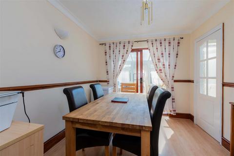 4 bedroom semi-detached house for sale, Charter Road, Cippenham