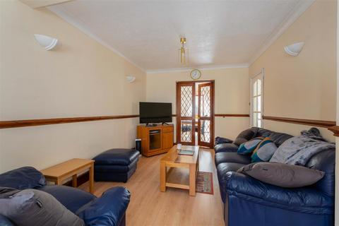 4 bedroom semi-detached house for sale, Charter Road, Cippenham