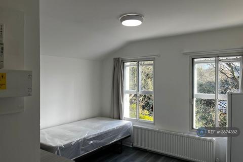 1 bedroom in a house share to rent, Queens Road, London, SE14