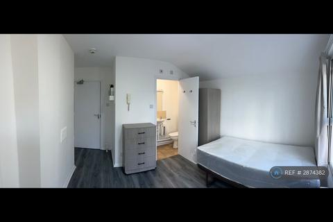 1 bedroom in a house share to rent, Queens Road, London, SE14