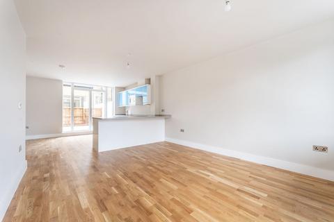 2 bedroom flat to rent, Walworth Road, Elephant and Castle, London, SE17