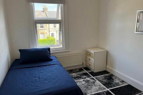 4 bedroom house share to rent, Sunny Gardens Road, London, NW4