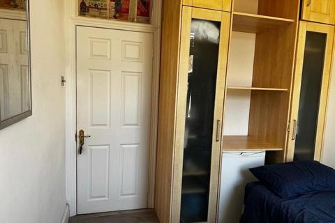 4 bedroom house share to rent, Sunny Gardens Road, London, NW4
