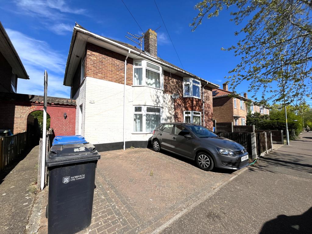 4 bedroom semi-detached house to rent