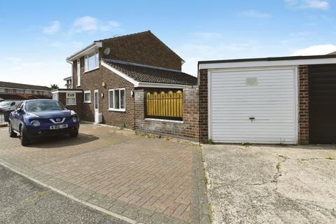 3 bedroom end of terrace house for sale, Carnation Close, Chelmsford