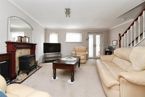 3 bedroom end of terrace house for sale, Carnation Close, Chelmsford