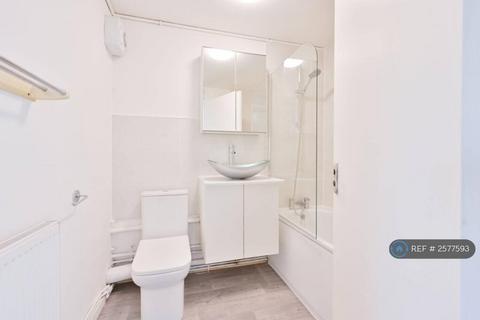 1 bedroom flat to rent, Lambert Court, Bushey, WD23