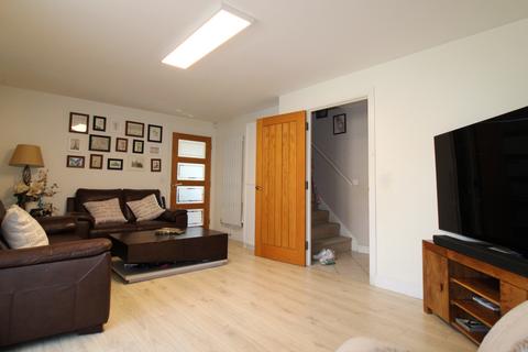 3 bedroom semi-detached house to rent, Ashmount Crescent, Slough SL1