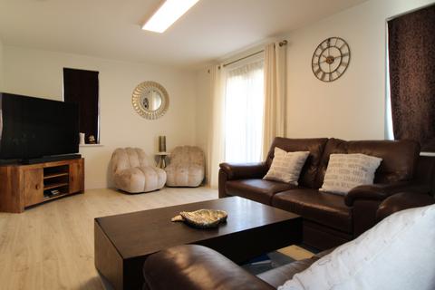 3 bedroom semi-detached house to rent, Ashmount Crescent, Slough SL1