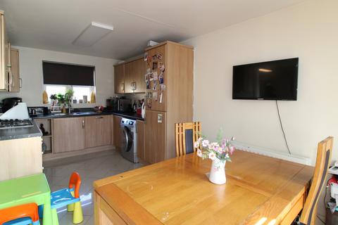 3 bedroom semi-detached house to rent, Ashmount Crescent, Slough SL1