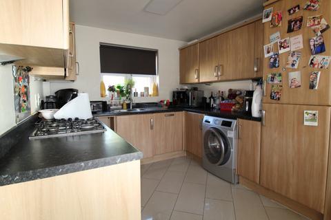 3 bedroom semi-detached house to rent, Ashmount Crescent, Slough SL1