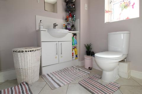 3 bedroom semi-detached house to rent, Ashmount Crescent, Slough SL1