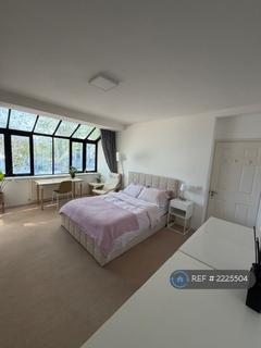 1 bedroom in a house share to rent, Rope St, London, SE16