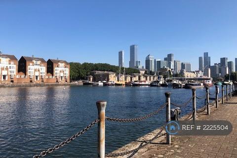 1 bedroom in a house share to rent, Rope St, London, SE16