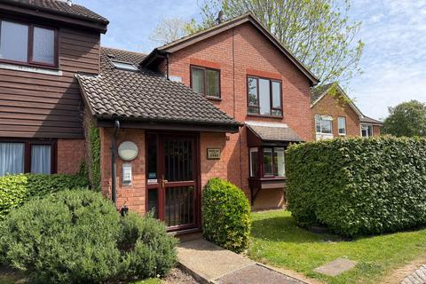 2 bedroom flat for sale, Bracken Close, Leatherhead KT23