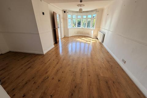 4 bedroom semi-detached house to rent, Clockhouse Lane, Romford RM5