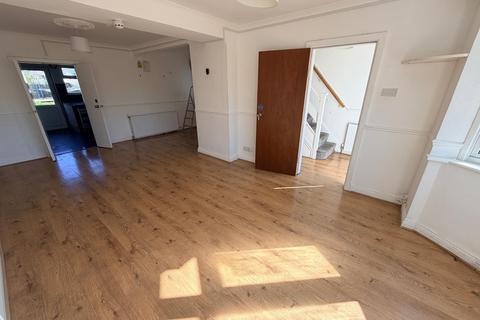4 bedroom semi-detached house to rent, Clockhouse Lane, Romford RM5