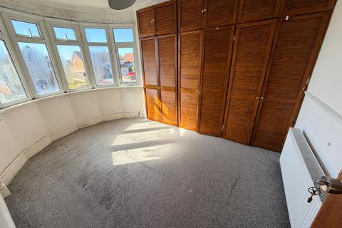 4 bedroom semi-detached house to rent, Clockhouse Lane, Romford RM5