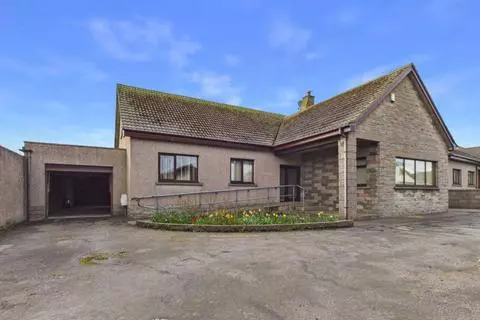 4 bedroom detached bungalow for sale