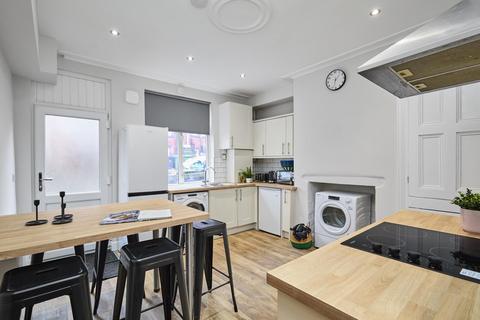 6 bedroom house to rent, Village Place, Leeds LS4