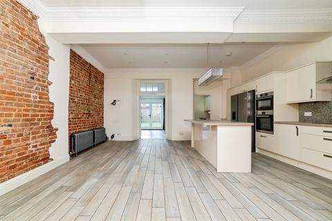 4 bedroom terraced house for sale, Hitchin Street, BALDOCK