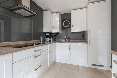 4 bedroom semi-detached house for sale, Cambridge Square, Redhill, Surrey, RH1
