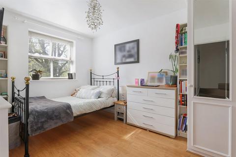 4 bedroom semi-detached house for sale, Cambridge Square, Redhill, Surrey, RH1