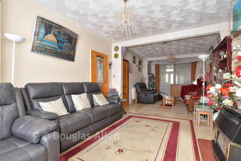 3 bedroom terraced house for sale, Overton Road, London E10