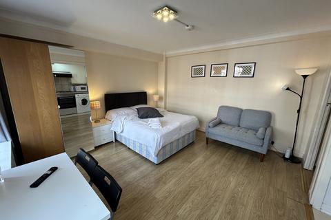Studio to rent, Edgware Road, London W2