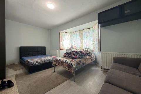 Poole Court Road, Hounslow TW4