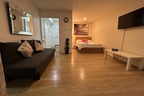 Studio to rent, Clipstone Street, London W1W