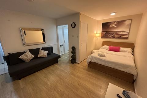 Studio to rent, Clipstone Street, London W1W