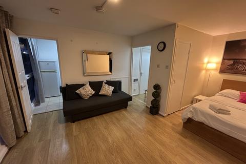 Studio to rent, Clipstone Street, London W1W