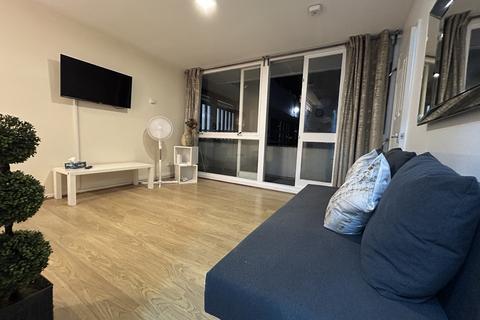 Studio to rent, Clipstone Street, London W1W