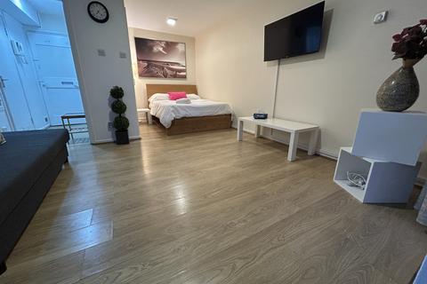Studio to rent, Clipstone Street, London W1W