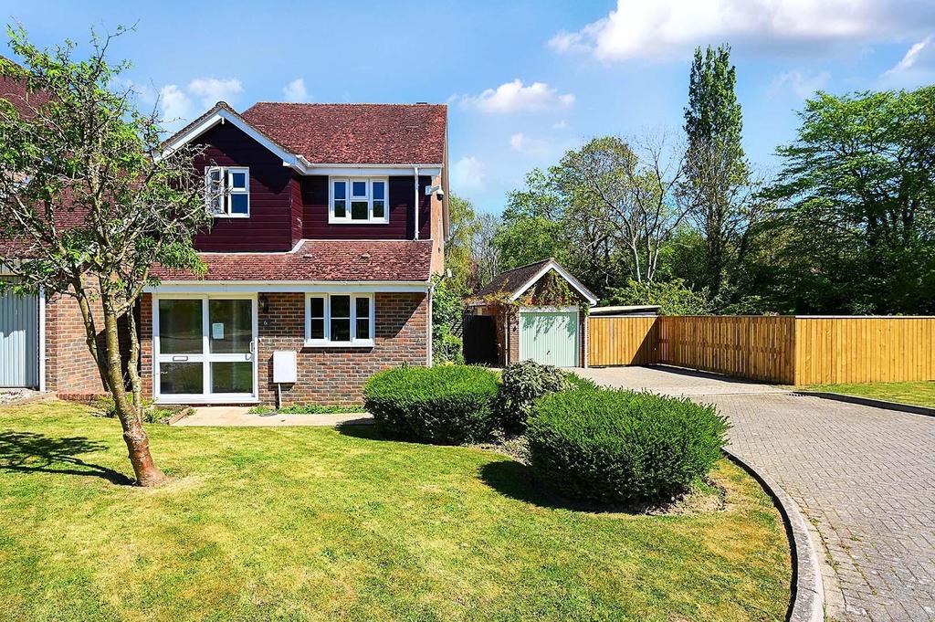6 Farm Gardens, Peasmarsh, Rye 3 bed detached house - £1,495 pcm (£345 pw)