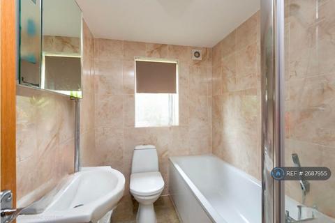 2 bedroom flat to rent, Hillside Avenue, Gravesend, DA12