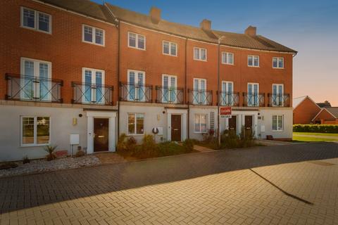 4 bedroom terraced house for sale, Tipton Crescent, Broughton, Aylesbury